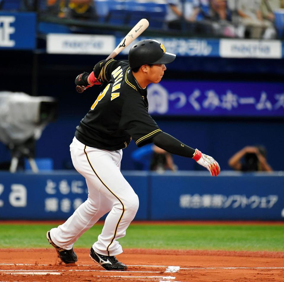 １回阪神２死二塁、左中間に先制適時二塁打を放つ阪神・大山悠輔＝横浜（撮影・出月俊成）