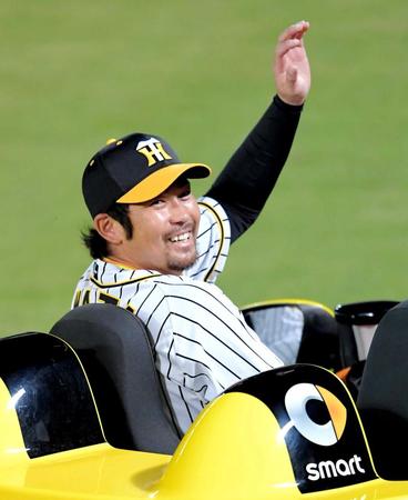 　リリーフカーに乗りファンの声援に応える岩田（撮影・高部洋祐）