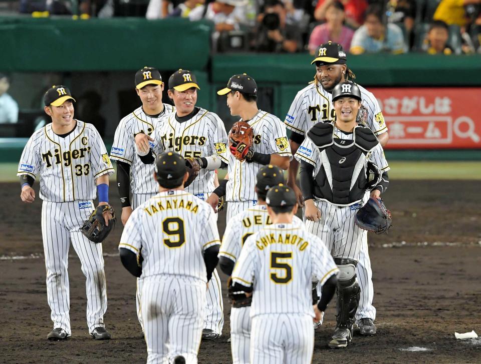 　広島に勝利し、笑顔を見せる坂本（右端）ら阪神ナイン（撮影・高部洋祐）