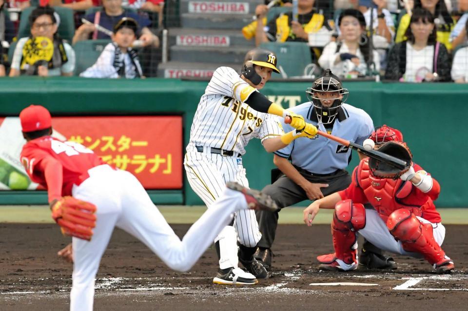　１回、アドゥワから先制の２点適時二塁打を放つ阪神・糸井嘉男＝甲子園（撮影・高部洋祐）