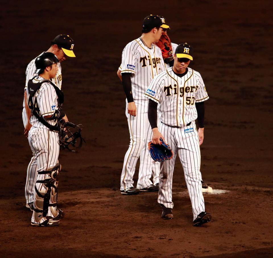 　４回表１死１塁、打者・アドゥワの時、降板する阪神・青柳（撮影・坂部計介）