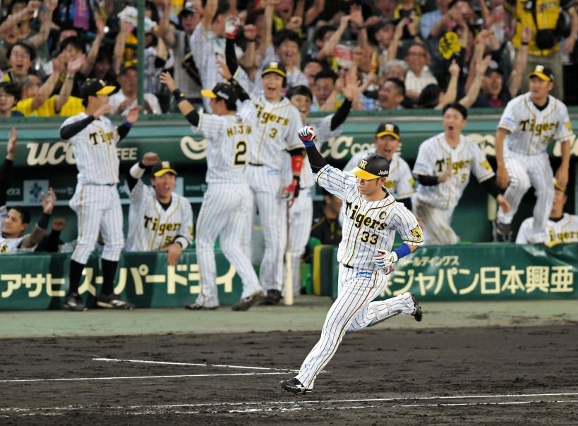 　４回、勝ち越し３ランを放ち、ガッツポーズを決める阪神・糸原健斗＝甲子園（撮影・高部洋祐）