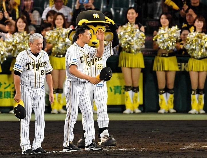 　広島に連勝し、ファンにあいさつする阪神・矢野燿大監督（左から２人目）＝甲子園（撮影・高部洋祐）