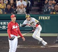 ７回、床田（左）から左中間に先制適時二塁打を放つ大山（撮影・山口登）