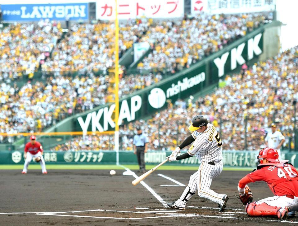 　１回、右前打を放つ近本（撮影・北村雅宏）