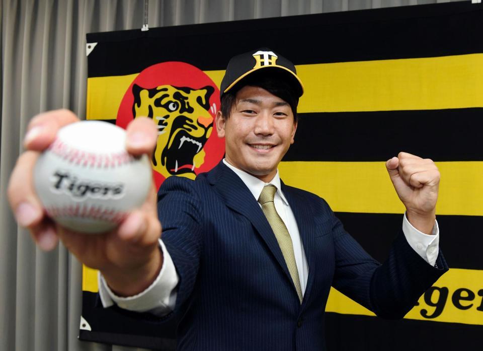 会見後、ボールを手に意気込む阪神・高野圭佑＝阪神球団事務所（撮影・田中太一）