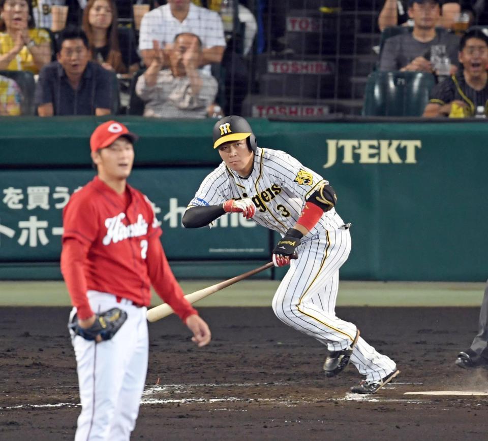７回、床田（左）から左中間に先制適時二塁打を放つ大山（撮影・山口登）