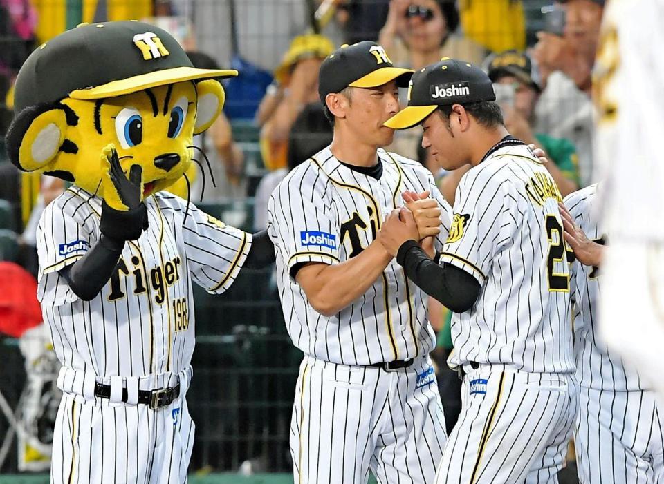 ２勝目を挙げ、矢野監督（中央）と握手を交わす高橋遥（撮影・高部洋祐）
