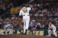 ８回、一塁へけん制悪送球するジョンソン