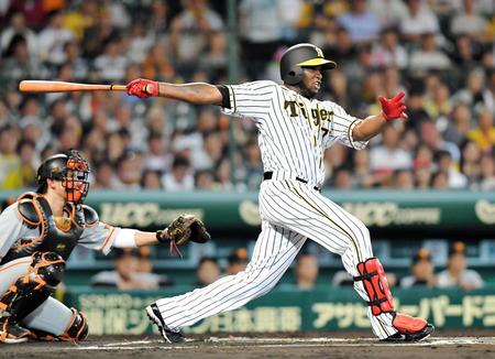 　６回、右前打を放つ阪神・ガルシア＝甲子園（撮影・高部洋祐）