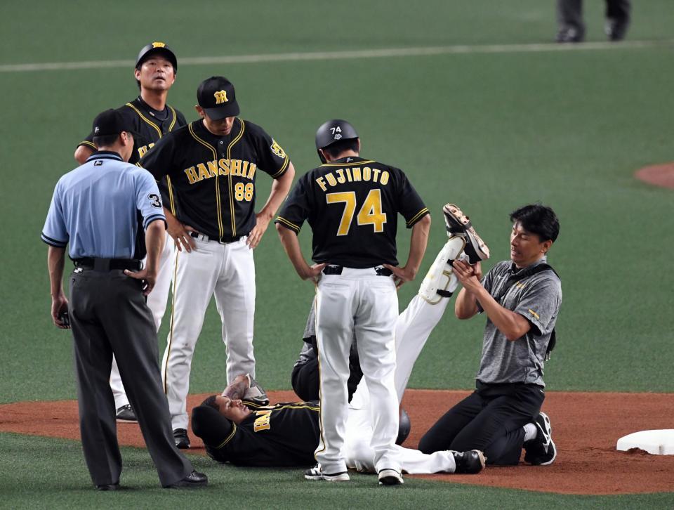 ４回阪神２死一塁、阪神ジェフリー・マルテは左越えに二塁打を放ち二塁に滑り込んだ時に左足を痛める＝ナゴヤドーム（撮影・山口登）
