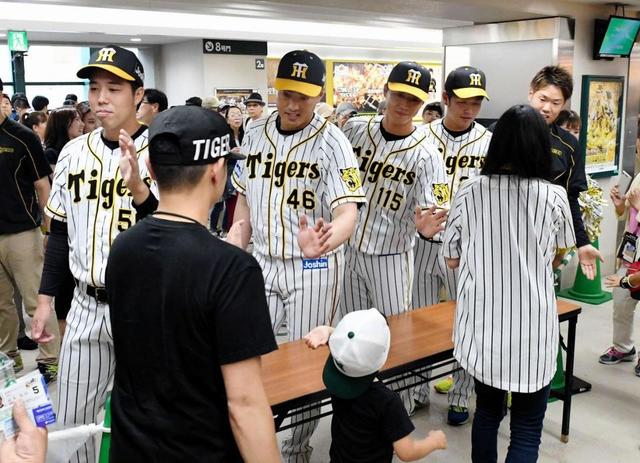 甲子園で残留練習の西、青柳らがハイタッチ会に参加/阪神タイガース