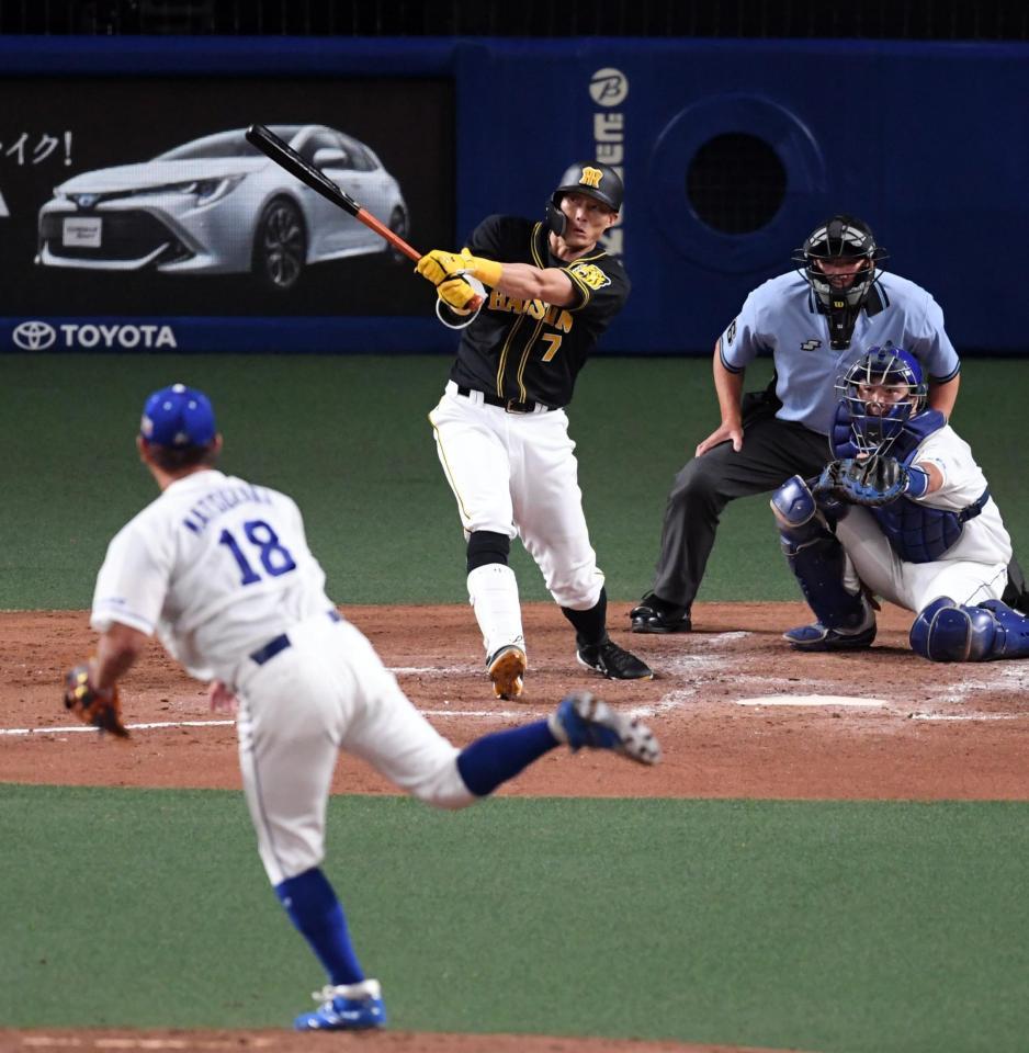 ３回、阪神・糸井嘉男は右翼線に同点適時二塁打を放つ（投手　中日・松坂大輔、捕手　中日・木下拓哉）＝ナゴヤドーム（撮影・山口登）