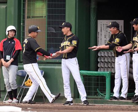 ２回、矢野監督は先制ソロを放った大山を迎える