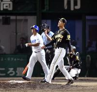 ５回中日無死一塁、阪神・望月惇志は中日・平田良介に同点２ランを許す＝豊橋市民球場（撮影・山口登）