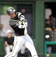 　３回、勝ち越しとなる２点適時打を放つ原口