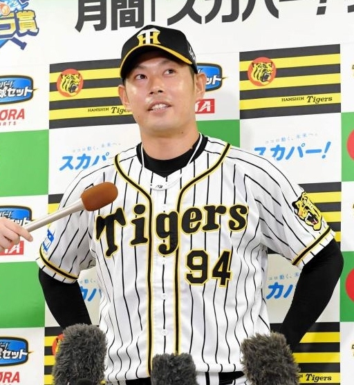 ６月度「スカパー！サヨナラ賞」を受賞し、会見する阪神・原口文仁＝甲子園（撮影・高部洋祐）