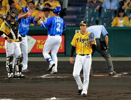 ４回ＤｅＮＡ１死二塁、ＤｅＮＡ　ホセ・ロペス（左奥）に先制２ランを許す阪神・青柳晃洋＝甲子園（撮影・田中太一）