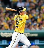 　５回、左越えにソロを放つ阪神・北條史也