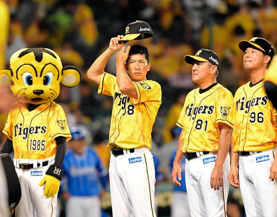 　ＤｅＮＡに敗れ、グラウンドに整列する阪神・矢野燿大監督（中央）