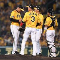 ６回途中、交代を告げられ、マウンドで肩を落とす阪神・秋山拓巳（左端）＝甲子園（撮影・北村雅宏）