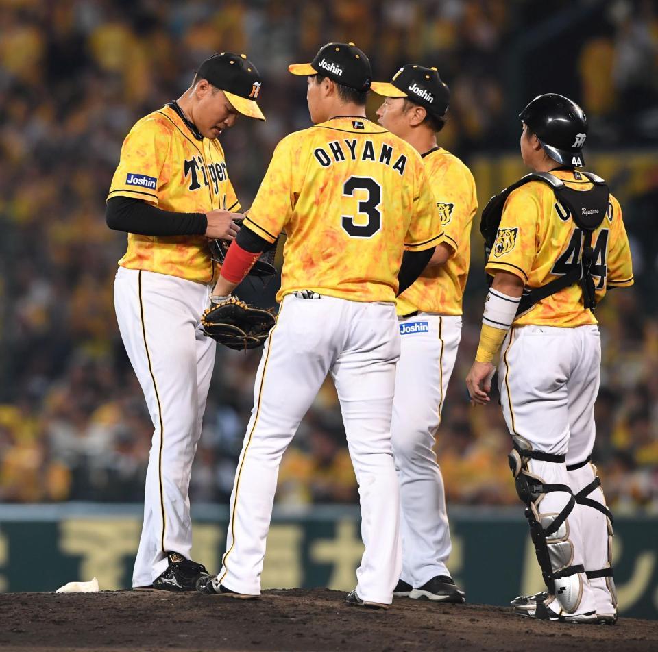 ６回途中、交代を告げられ、マウンドで肩を落とす阪神・秋山拓巳（左端）＝甲子園（撮影・北村雅宏）