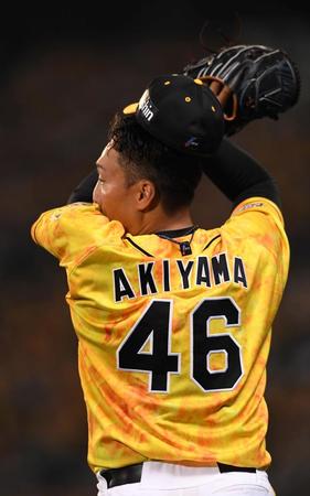 ６回ＤｅＮＡ無死一、二塁、ＤｅＮＡ・ホセ　ロペスに右犠飛を浴び、汗を拭う阪神・秋山拓巳＝甲子園（撮影・北村雅宏）