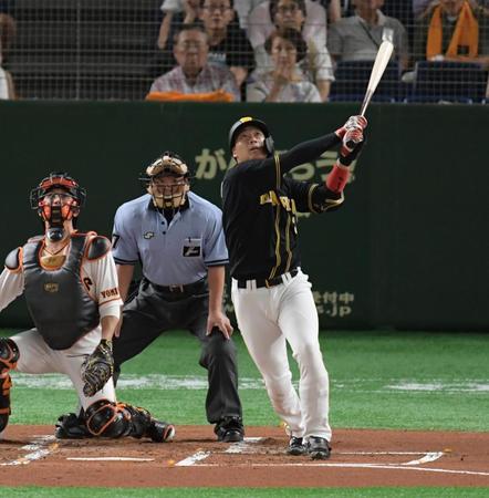 １回阪神１死二、三塁、先制左犠飛を放つ阪神・大山悠輔＝東京ドーム（撮影・金田祐二）