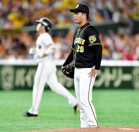 ６回、押し出し四球を与え、肩を落とす阪神・高橋遥人＝東京ドーム（撮影・出月俊成）