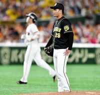 ６回、押し出し四球を与え、肩を落とす阪神・高橋遥人＝東京ドーム（撮影・出月俊成）