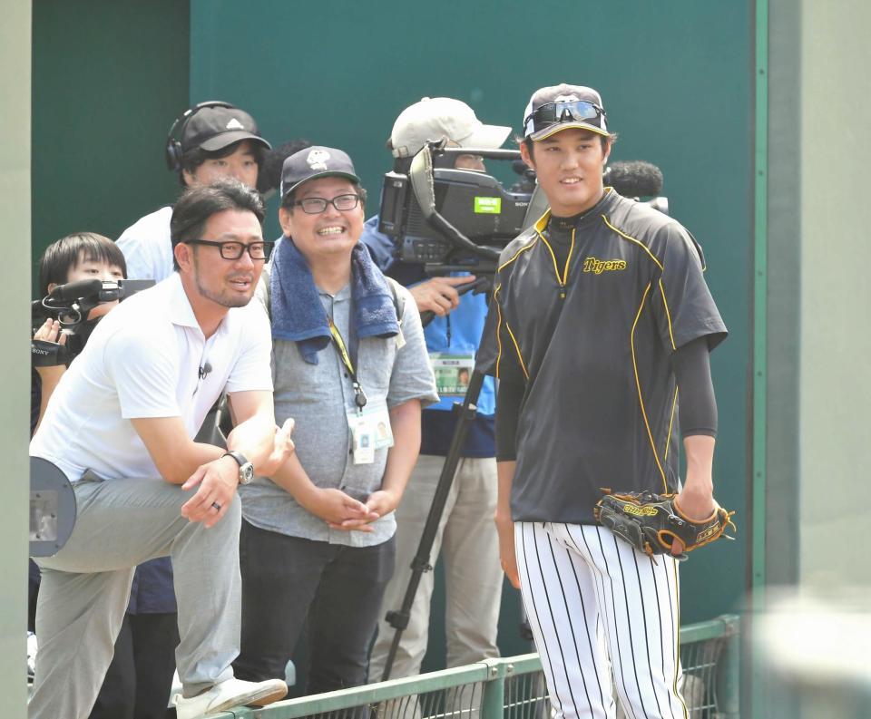 練習中、狩野恵輔氏（左手前）と談笑する阪神・藤浪晋太郎＝鳴尾浜（撮影・高部洋祐）