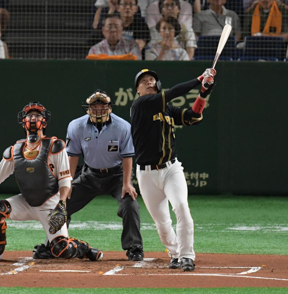 １回阪神１死二、三塁、先制左犠飛を放つ阪神・大山悠輔＝東京ドーム（撮影・金田祐二）