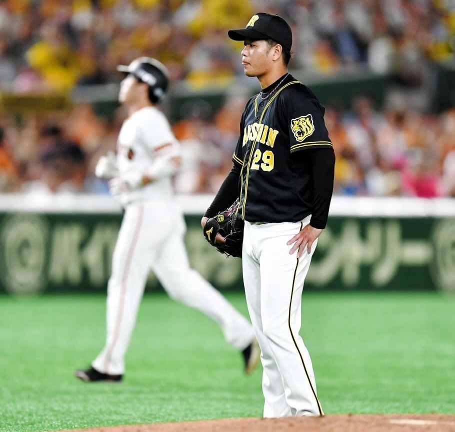 ６回、押し出し四球を与え、肩を落とす阪神・高橋遥人＝東京ドーム（撮影・出月俊成）