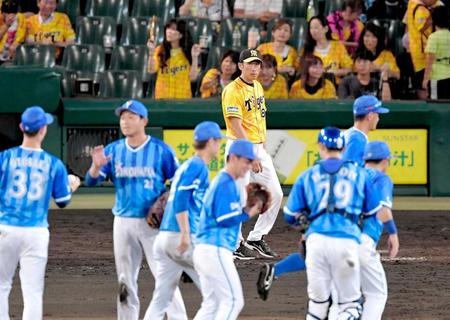 　完封勝利の今永（左）らＤｅＮＡナインに目をやりながら、整列に向かう矢野監督（中央奥）＝撮影・高部洋祐