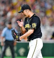 　最後を締め、グラブをたたいて雄たけびを上げる藤川