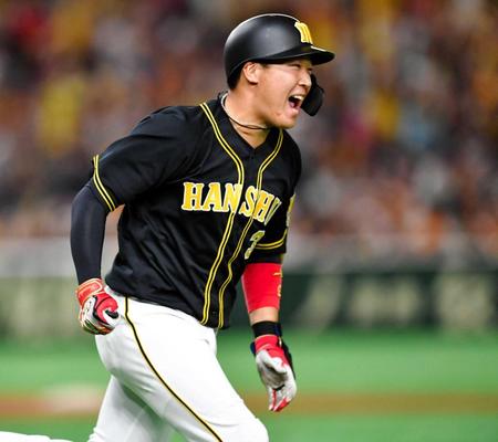 　延長１１回、中前に決勝打を放ち、雄たけびを上げる大山