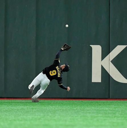 　延長１０回、炭谷の右飛を背走しながら好捕する高山