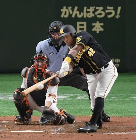 　５回、左翼線に二塁打を放つソラーテ