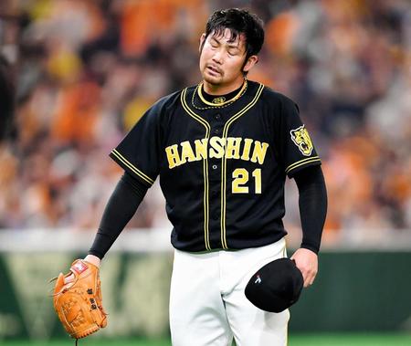 １回、巨人　アレックス・ゲレーロに満塁弾を浴び、うなだれる阪神・岩田稔＝東京ドーム（撮影・出月俊成）