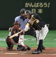 　５回、左翼線に二塁打を放つソラーテ