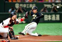 １回阪神無死三塁、阪神・糸原健斗の犠飛で生還する阪神・近本光司（捕手巨人・炭谷銀仁朗）＝東京ドーム（撮影・出月俊成）