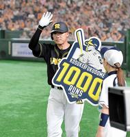 ２回、ソロを放ち通算１０００得点を達成した阪神・福留孝介＝東京ドーム（撮影・高部洋祐）