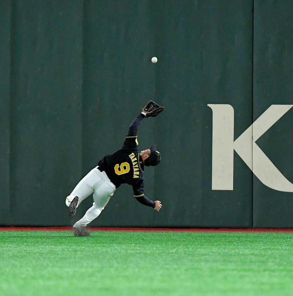 　延長１０回、炭谷の右飛を背走しながら好捕する高山