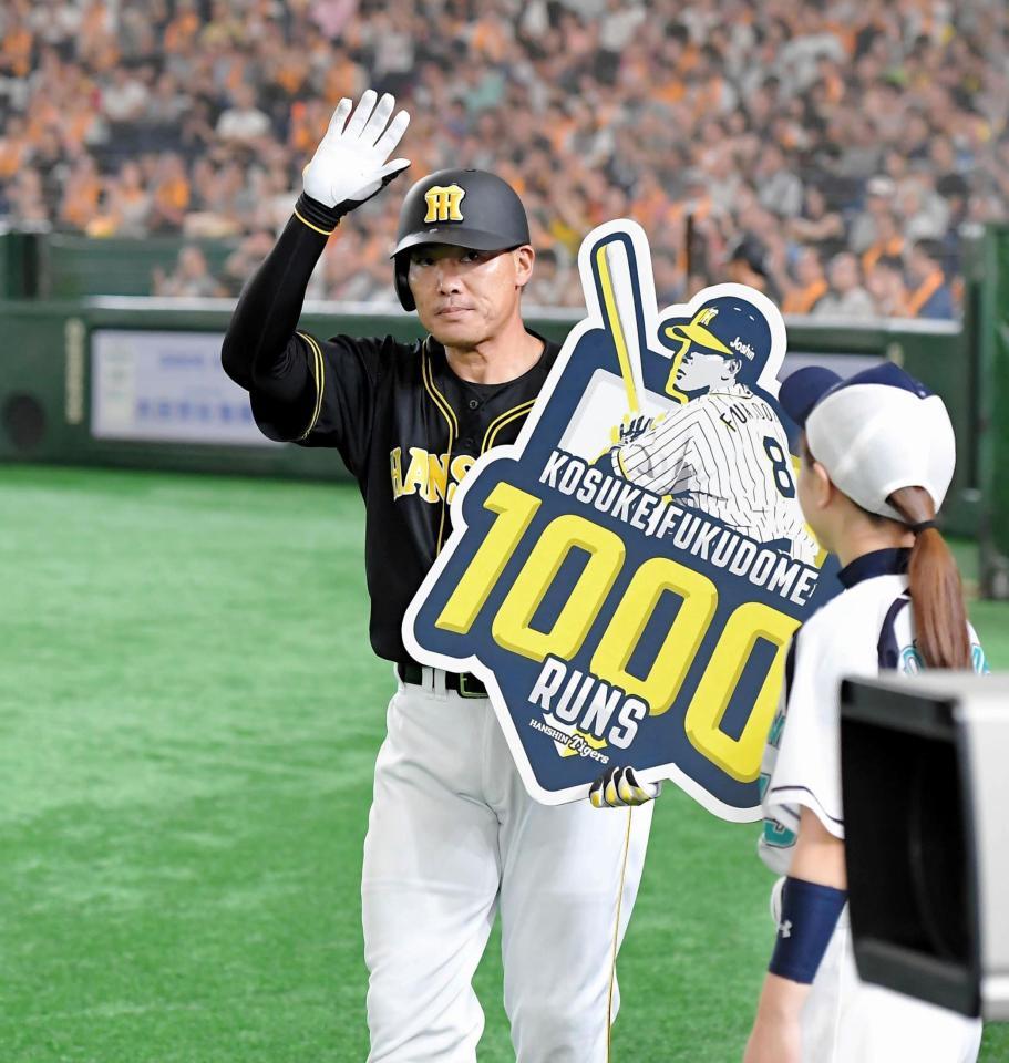 ２回、ソロを放ち通算１０００得点を達成した阪神・福留孝介＝東京ドーム（撮影・高部洋祐）