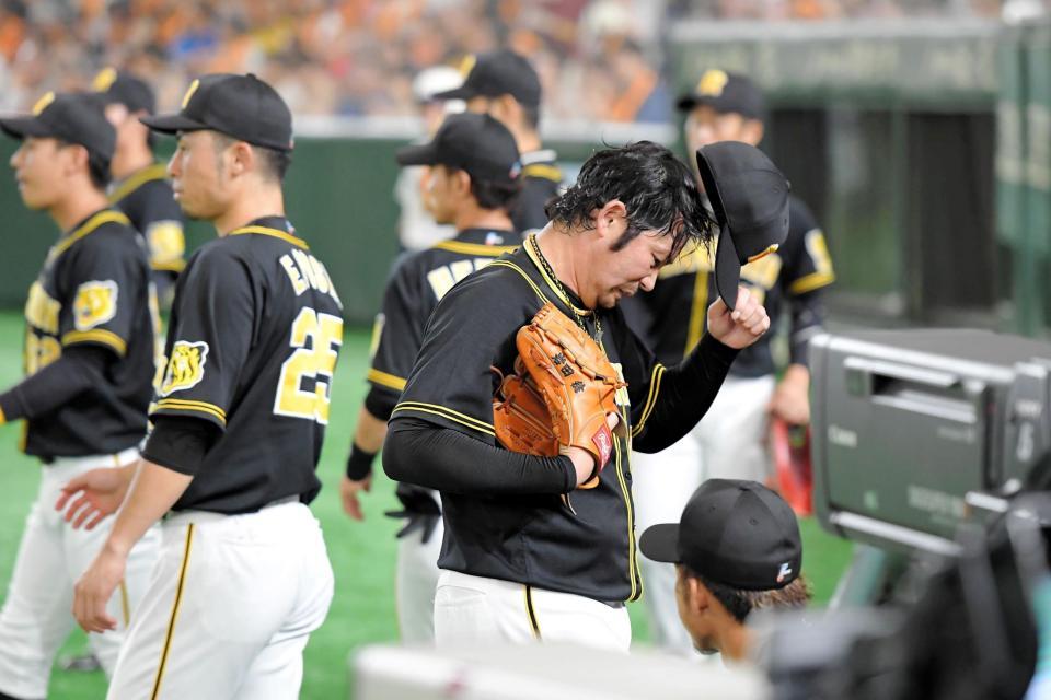 ７点を失った１回を投げ終え、悔しそうにベンチに戻る阪神・岩田稔（手前）＝東京ドーム（撮影・高部洋祐）