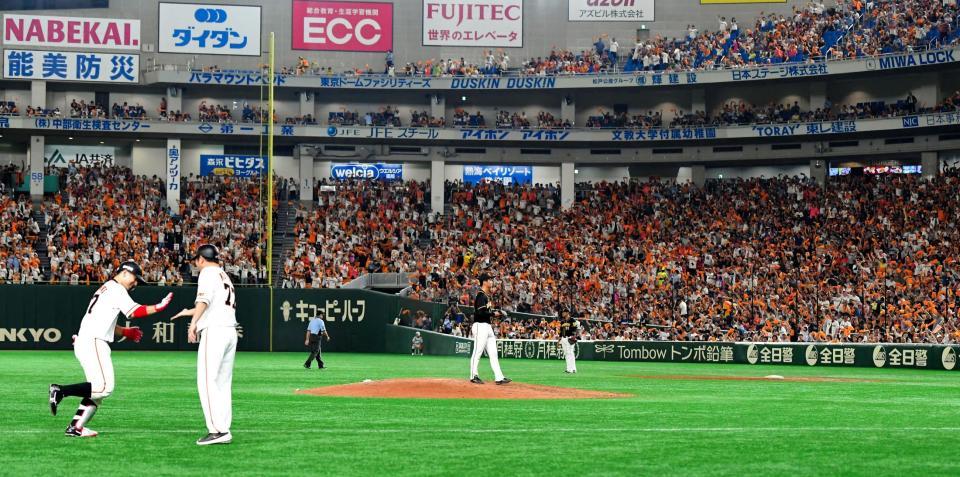 　６回、巨人・炭谷銀仁朗（左端）に満塁弾を浴びた阪神・浜地真澄（中央）