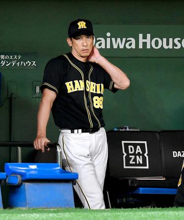 　ベンチで浮かない表情を見せる矢野監督