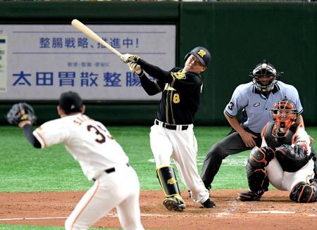 　２回、ソロを放つ福留