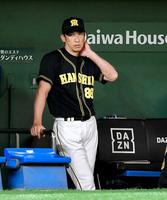 　ベンチで浮かない表情を見せる矢野監督