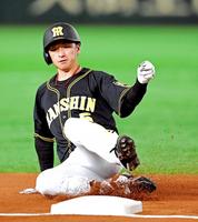 　２８日の巨人戦の１回、安打を放ち三塁へスライディングする近本